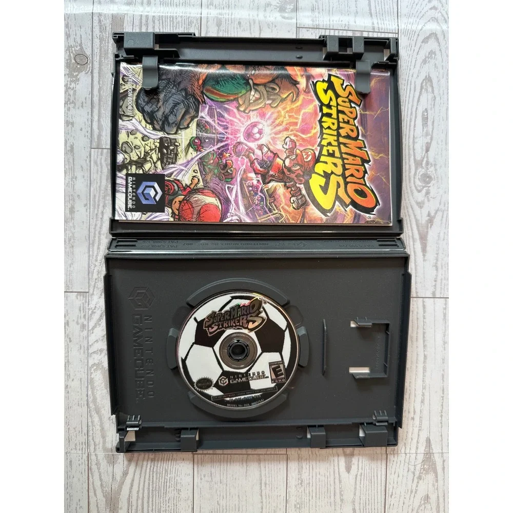 Nintendo Super Mario Strikers GameCube NTSC Black Case CIB Vintage Y2K Sports